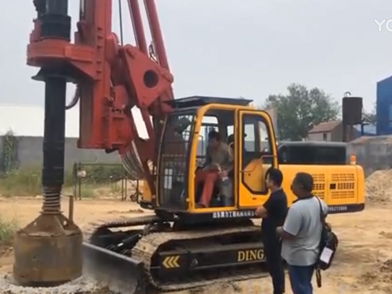 國外客戶觀看DR-100旋挖機鉆混凝土